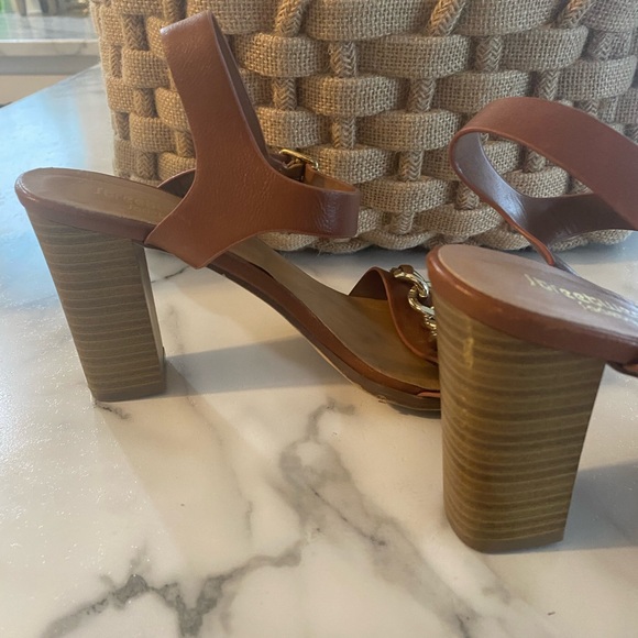 Two pairs of size 9 heels gold details - Picture 9 of 9